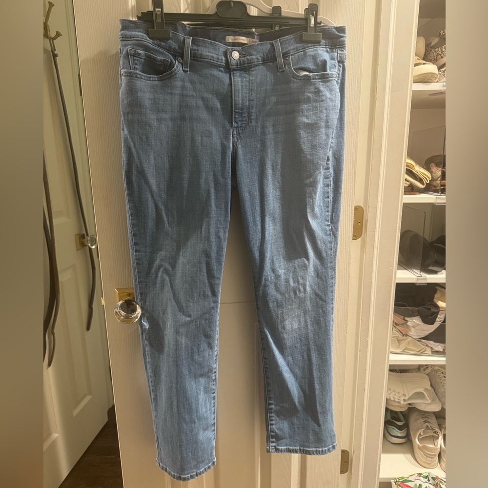 Levi’s straight classic light wash jeans